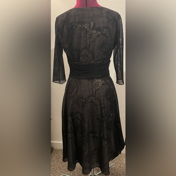 Black velvet with gold underlay Maggy London cocktail dress - Picture 4 of 5